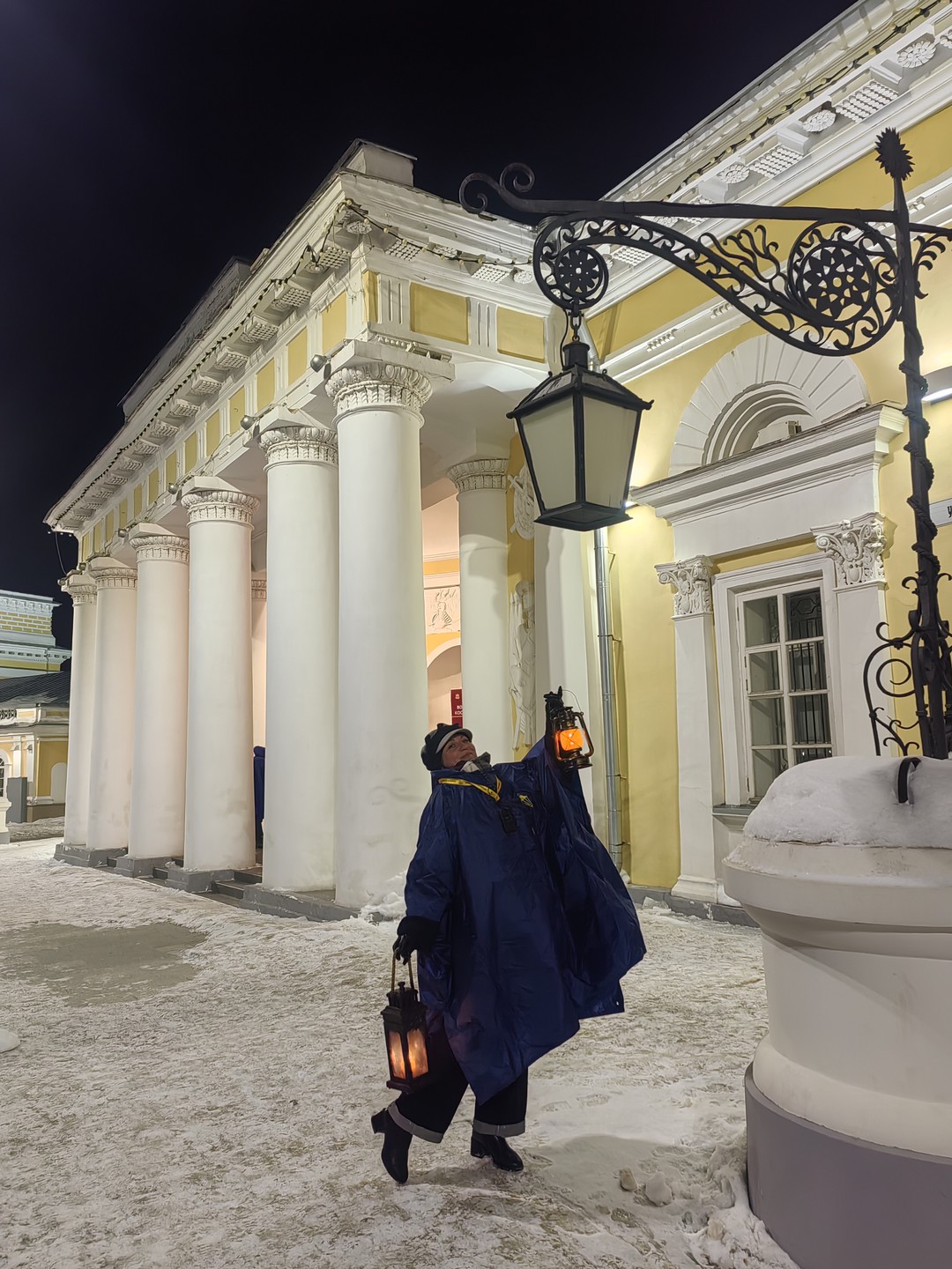 Замечательна экскурсия. Погрузились в сказк. И фонарщик, и рассказчица превосходны. Прогулка с настоящими фонарями, даже в