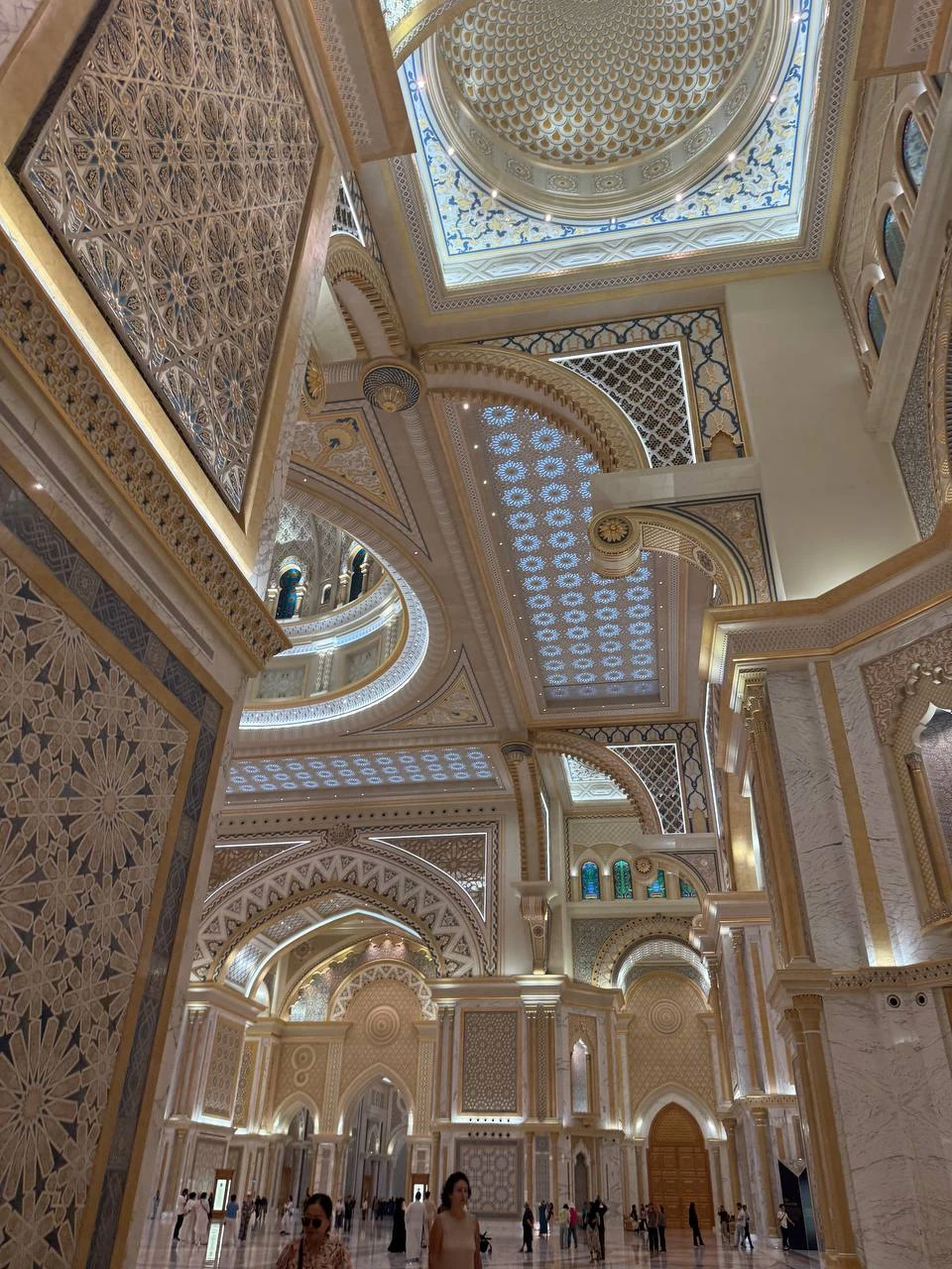 Очень понравилась насыщенность программы. За один день удалось успеть и в Лувр, и в резиденцию, и