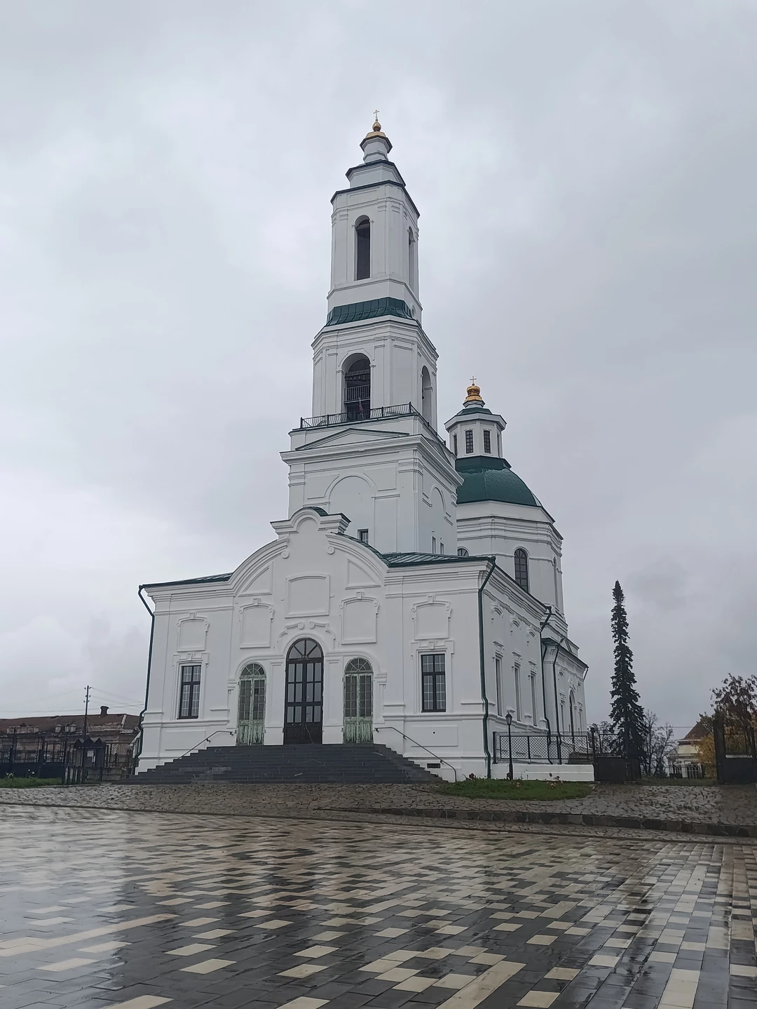 Хотя не повезло с погодой, экскурсия была замечательной. Много интересного и красивого. Неожиданный пдюс дождя -
