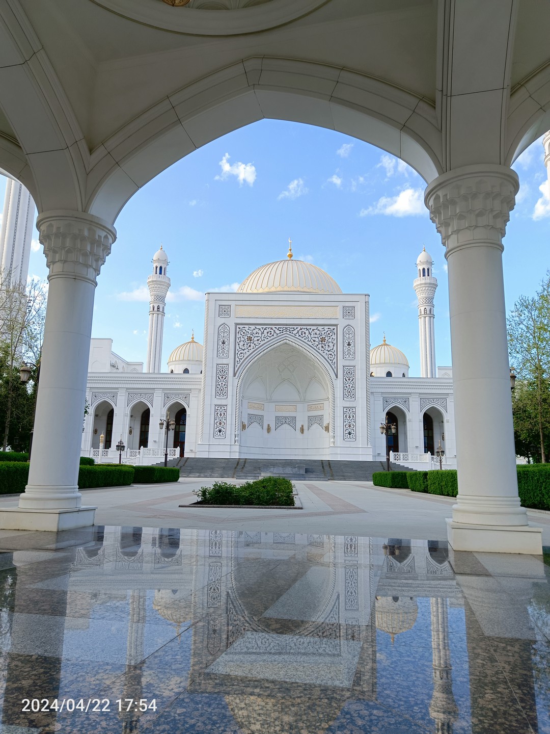 Всё отлично. Погода тоже не подкачала. Всё в зелени. Дорога местами ухабистая. Останавливались на смотровых площадках. Фотографий море.