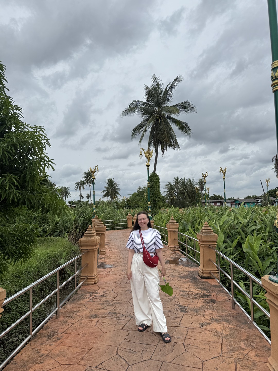 отличная экскурсия для тех, кто устал от пляжей и золотых храмов. тихий остров недалеко от бангкока