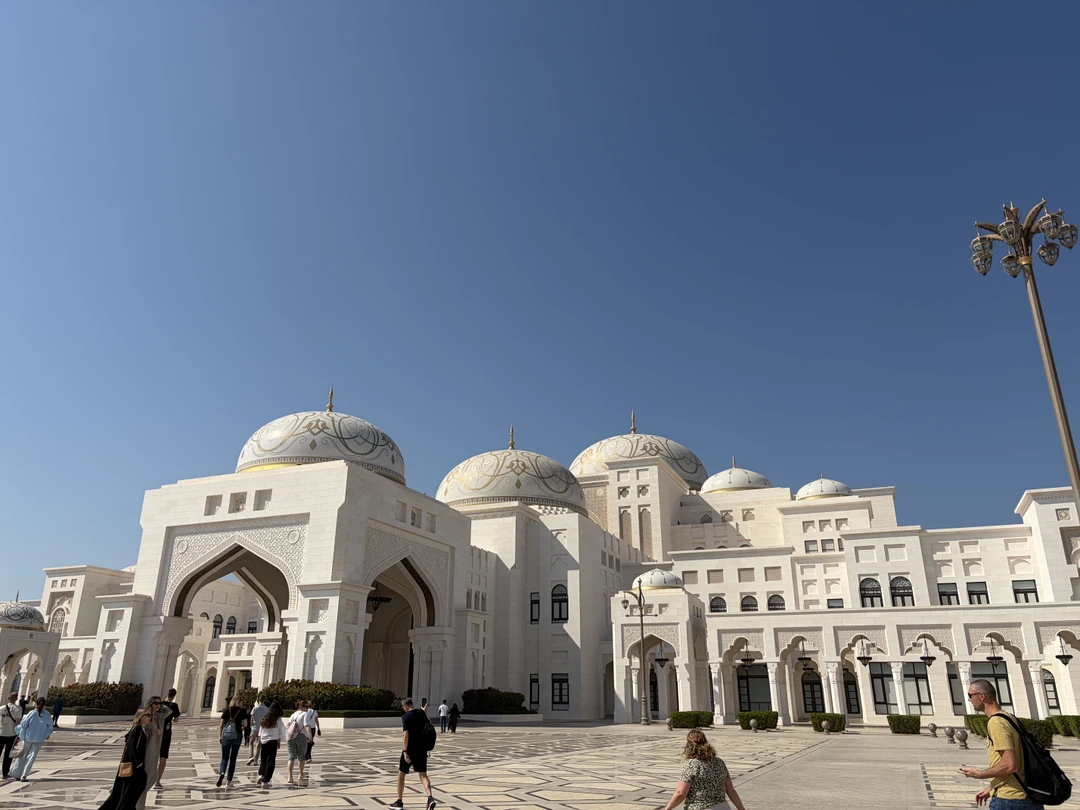 Ездили на экскурсию 24 февраля. Экскурсовод Баха очень позитивный и интересный собеседник. Рассказал нам об истории