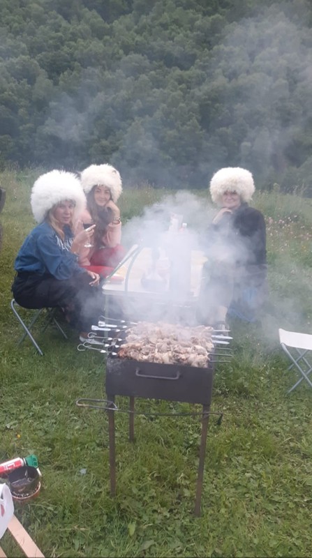 Пикник по-кавказcки с видом на Эльбрус