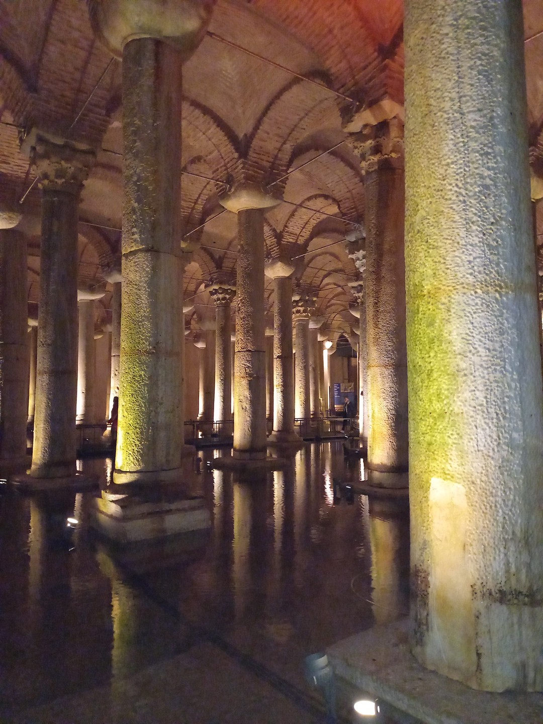 Посмотрели разные районы города. узнали особенности каждого. красивый вид со смотровой площадки Пьра Лотти. попробовали вкусное