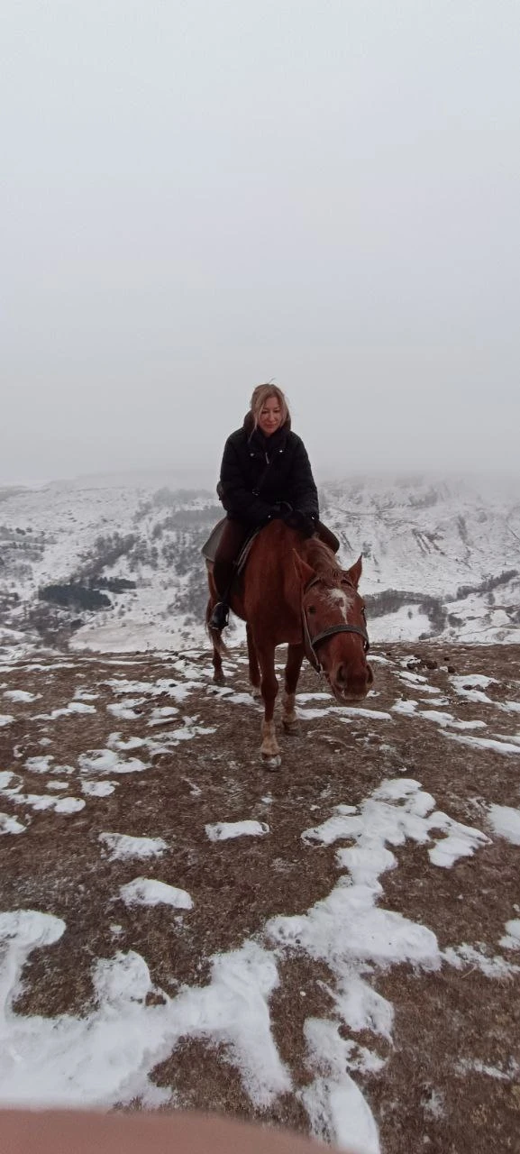 Нам очень понравилось, спокойные подготовленные лошади, красивейший маршрут, не утомительно. Отдельное спасибо организаторам - позитивные ребята