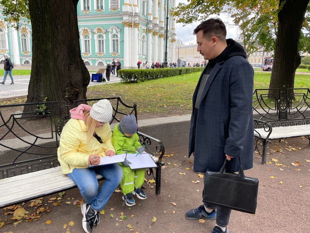 Фото Дворцовая площадь для детей и их родителей