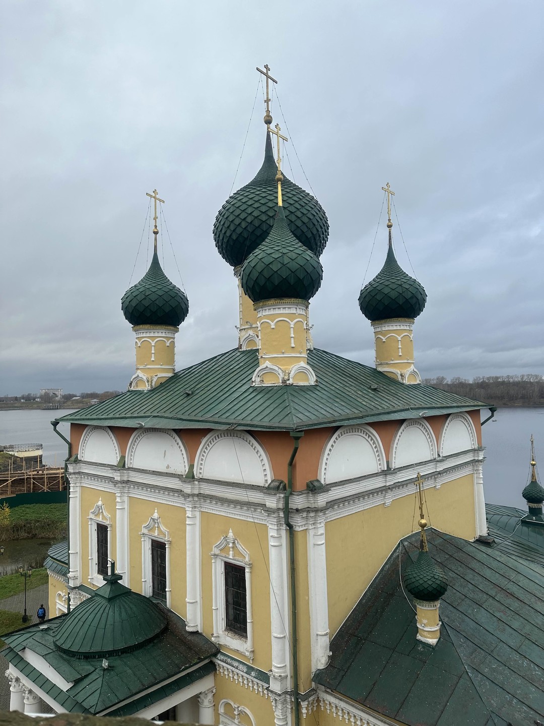 Очень приятный экскурсовод, интересно было даже подростку. Большое спасибо!