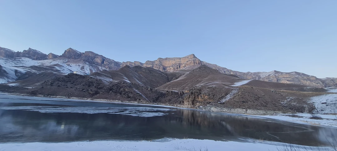 Поездка на Эльбрус зимой — это особое переживание, совсем не похожее на летние путешествия. Здесь всё