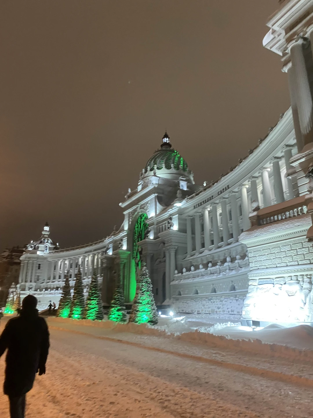 Очень понравилось, в первый день приезда сразу столько положительных впечатлений! Так ярко и красиво, сказочно украшен