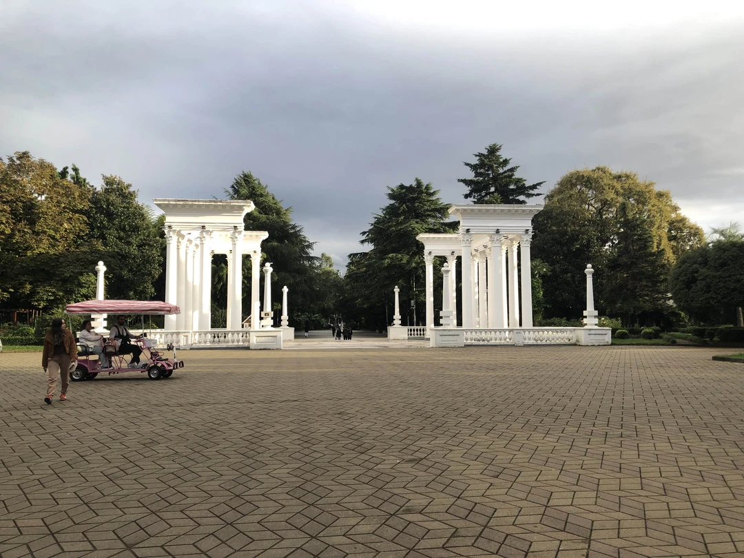 Экскурсия очень увлекательная- гид досконально знает историю каждого строения в старом Батуми. Думаю, что без него