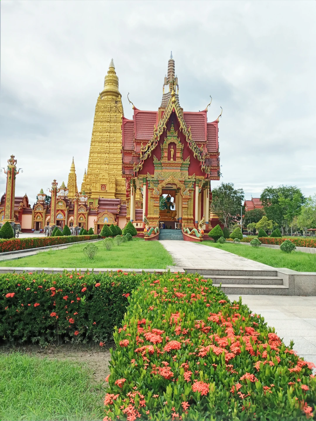 Попали в ливень. Но несмотря на это гид очень интересно рассказывал, потрясает столь глубокое знание истории