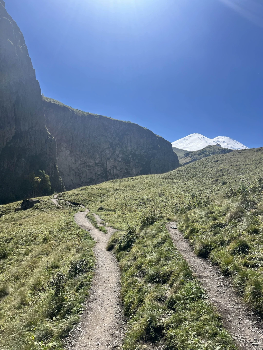 По совету гида мы сменили направление, вместо Осетии (очень долгая дорога по шоссе) поехали смотреть Джилы-Су