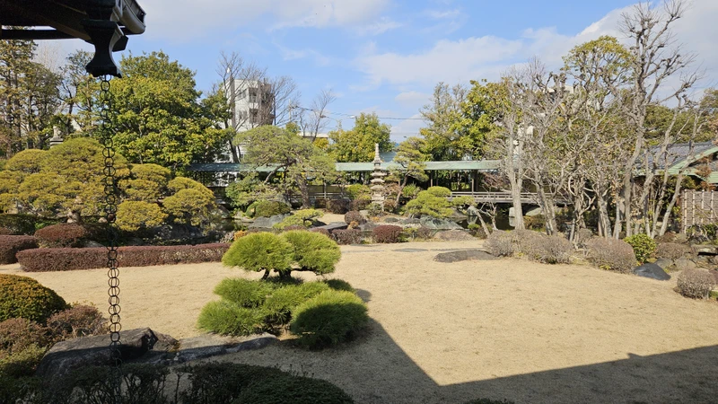 На этой экскурсии мы побывали в трёх районах Токио, погуляли по историческим улочкам, побывали на уроке каллиграфии, посетили аутентичные музеи