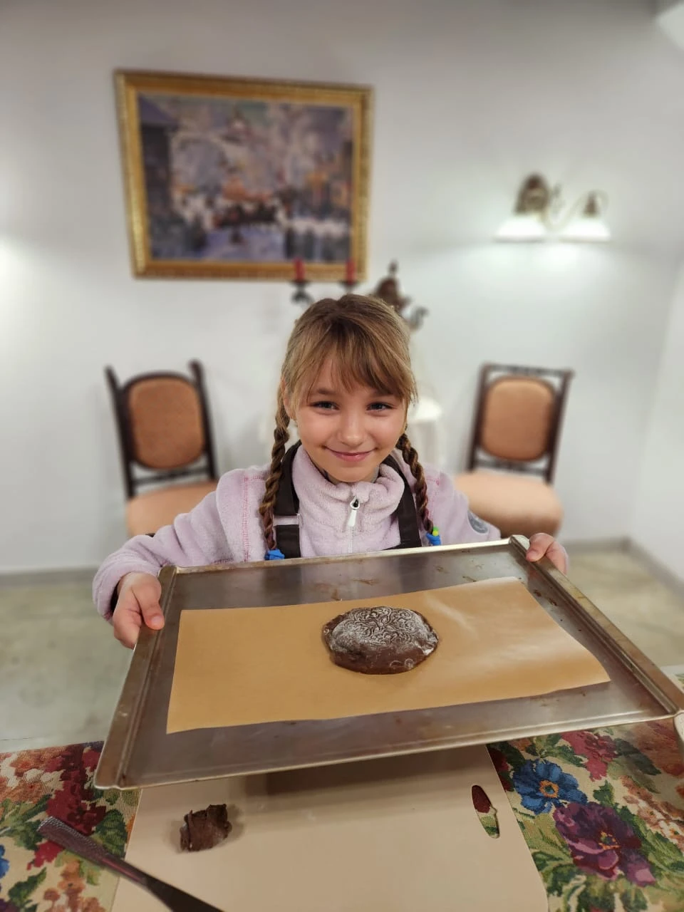 Записала дочь 8 лет. Пошла одна,без родителей. Находится в центре города,что удобно приезжающим гостям. Погуляли по