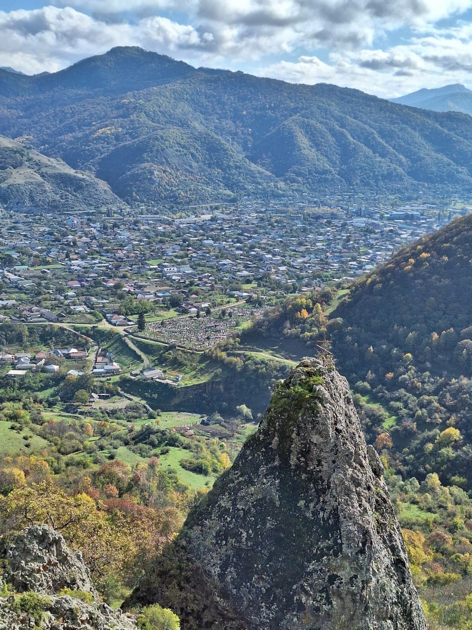 15 октября 2025г. мы едем на Домбай. Наш водитель, он же гид, Василий. По дороге к