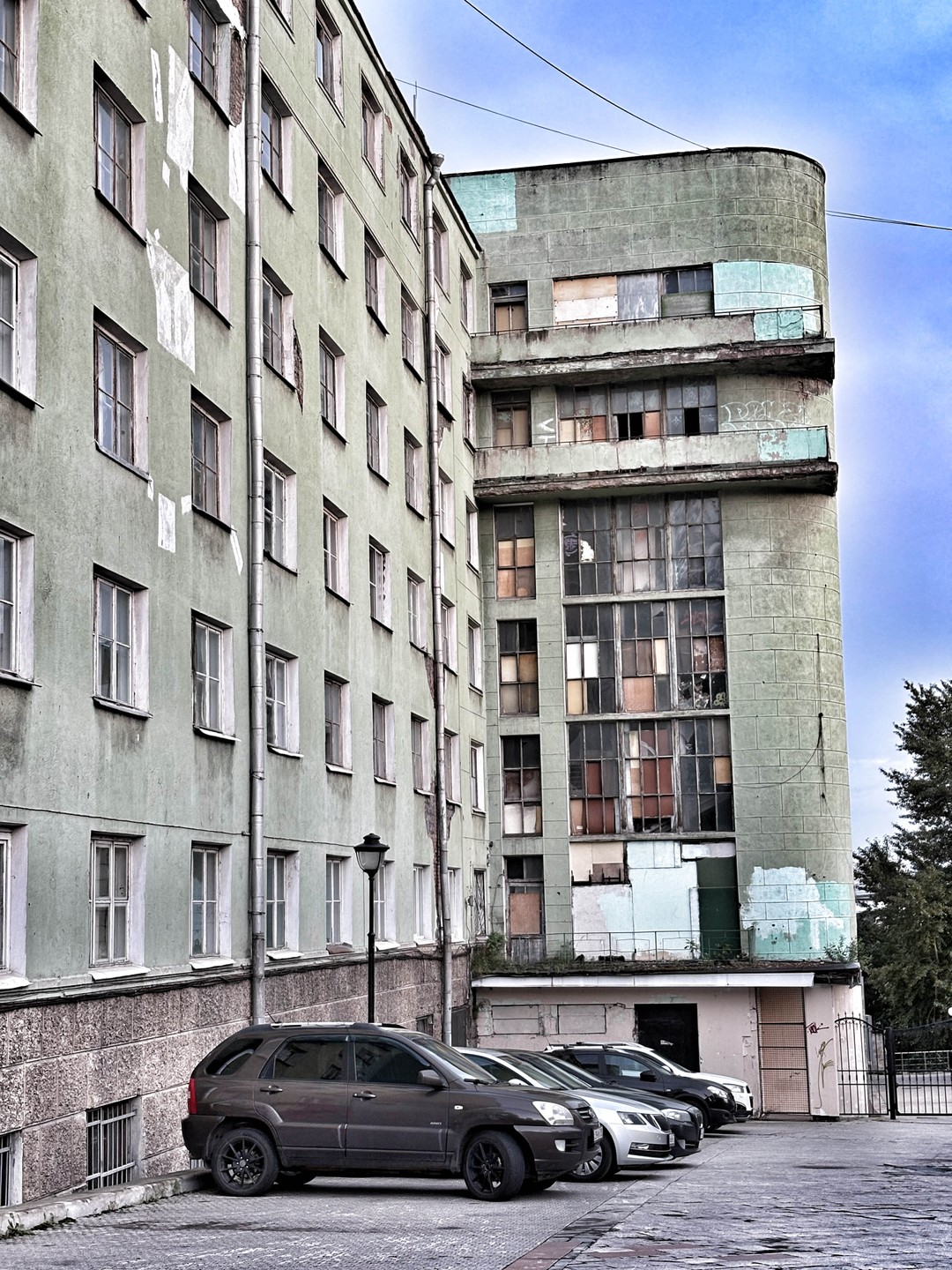 Маршрут скорее для взрослых, чем для молодежи (до 30). В том числе из за того, что
