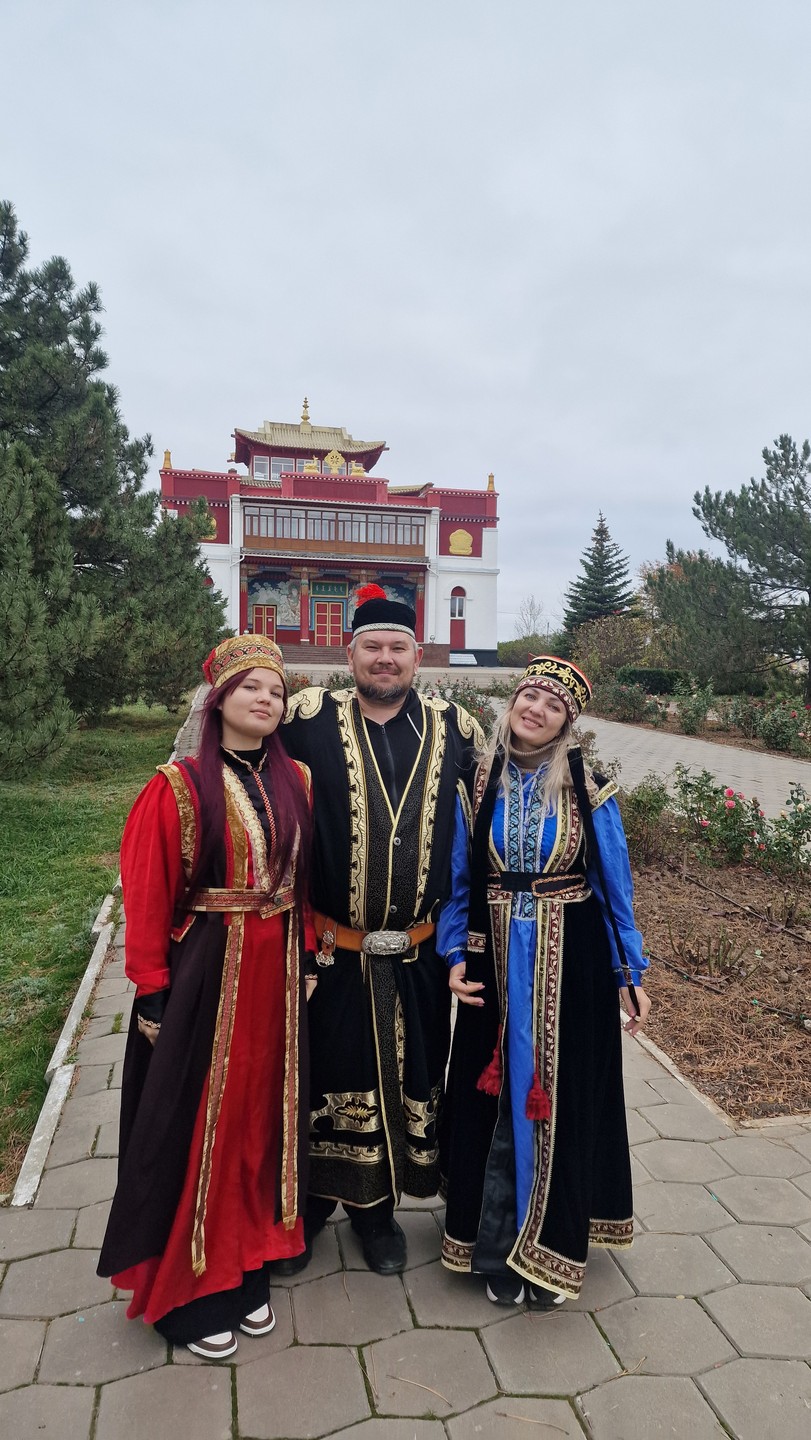 Кармически попался прекрасный экскурсовод, этнограф и буддист Константин. Брали на 2 часа, продлили до 4х. Пролетело