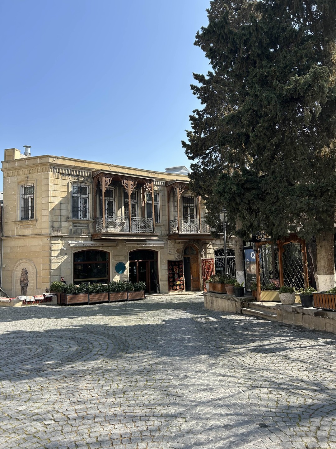 Нам очень понравилась экскурсия с Алисой. она - большой профессионал и хорошо подкована в истории Азербайджана.