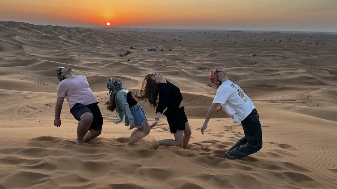 Магия заката, мягкость песка, крутые виражи на джипе и доброжелательность сопровождающего Сатара впечатлила и взрослых, и