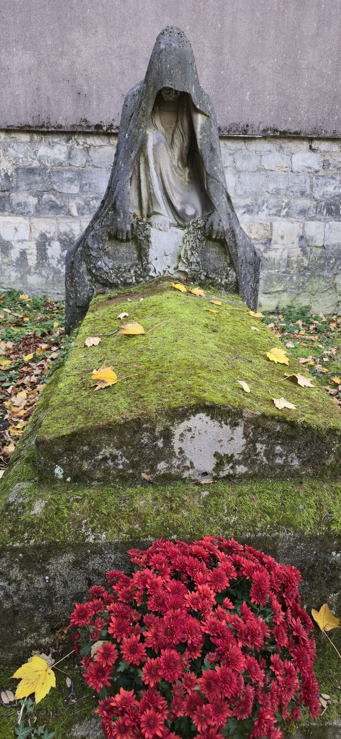 Огромное, мерси Катарине! Прогулка по кладбищу Пер Лашез, была на высоте. Увидели и услышали, много интересного!
