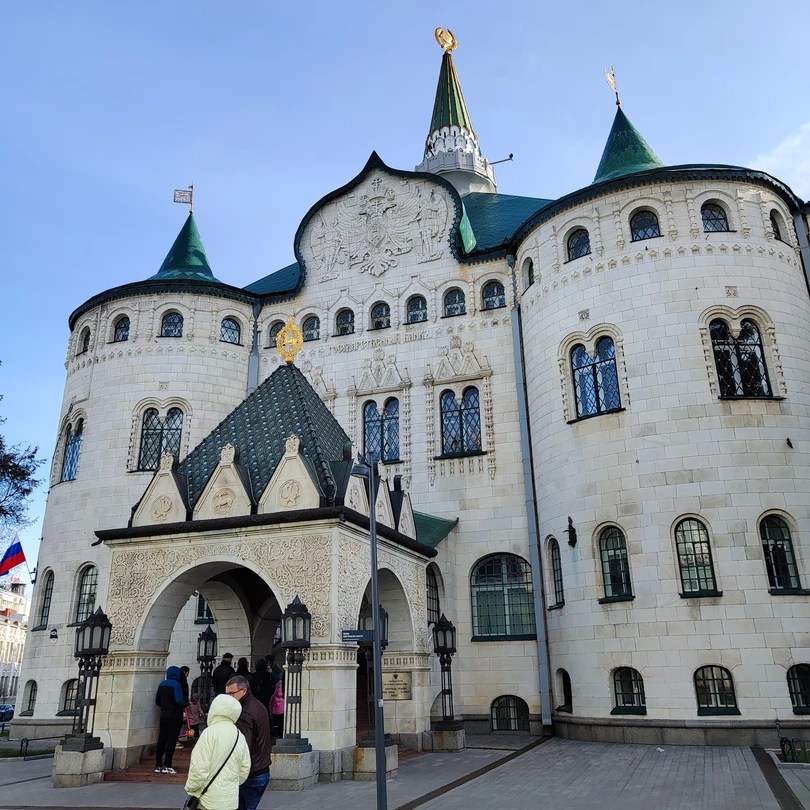 Нашим гидом был Николай. Ему удалось заинтересовать всех участников нашей разновозрастной группы. Николай рассказал об истории