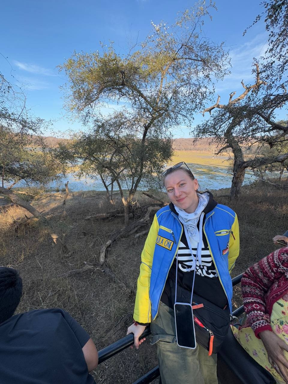 Все организовано отлично! Водитель возил нас неделю по городам Индии, координировал нас и наших гидов, показывал