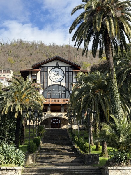 Экскурсия была организована отлично. Гид замечательный, очень приятный, внимательный и ненавязчивый человек. Никаких «навязанных» остановок не