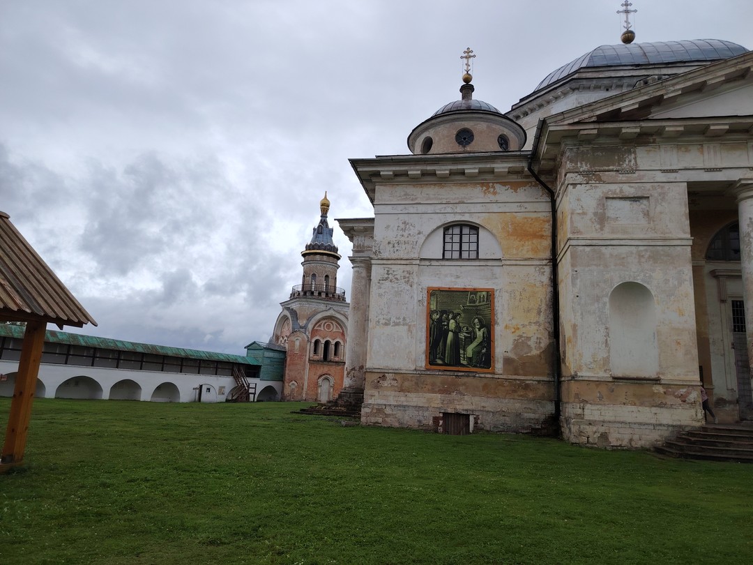 Экскурсия была организована отлично. Проводил Павел. Текст подавался интересно и сознанием дела.. . Но периодически были