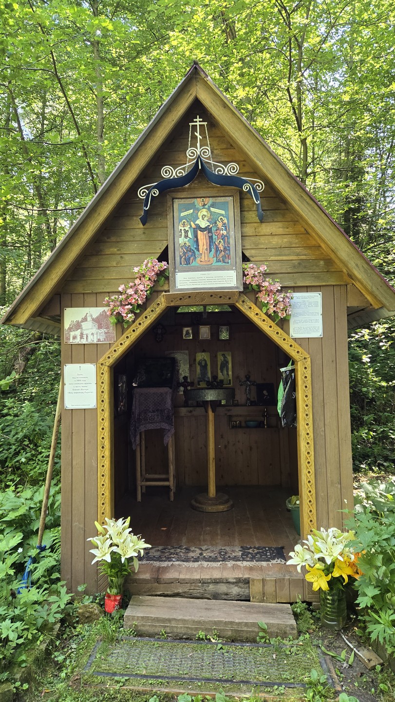 Мало кто туда ездит, но для православного человека очень хорошо здесь побывать. Благодатное место. Гид не