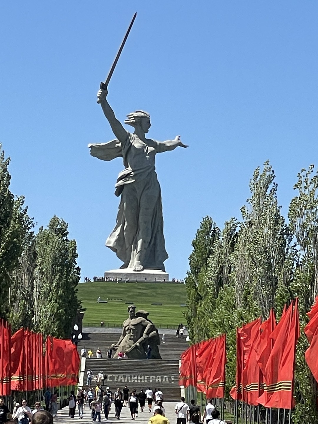 Отличная обзорная экскурсия. Были проездом в Волгограде, посмотрели основные достопримечательности за день. Владимир все рассказал, провез