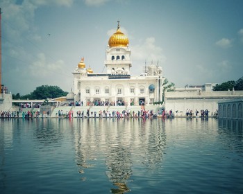 Прибытие в Дели и экскурсия по столице: Ворота Индии, храм Лакшми Нараян и Бангла Сахиб