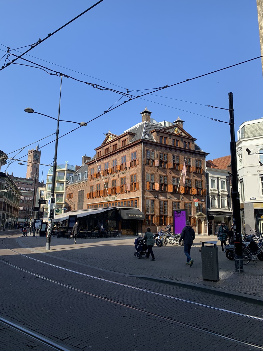 Прекрасный старый очень богатый город, с чудесным сплетением старой и новой архитектуры