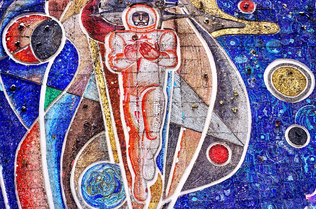 Мозаика «Космонавт» на здании школы №630