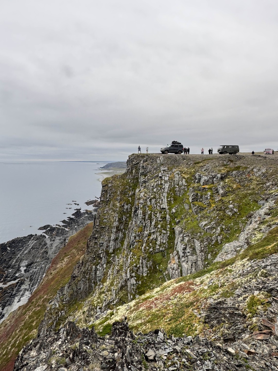 Невероятная природа, суровая и красивая тундра, бесподобные краски, вокруг много разной ягоды и грибов (экскурсия проходила