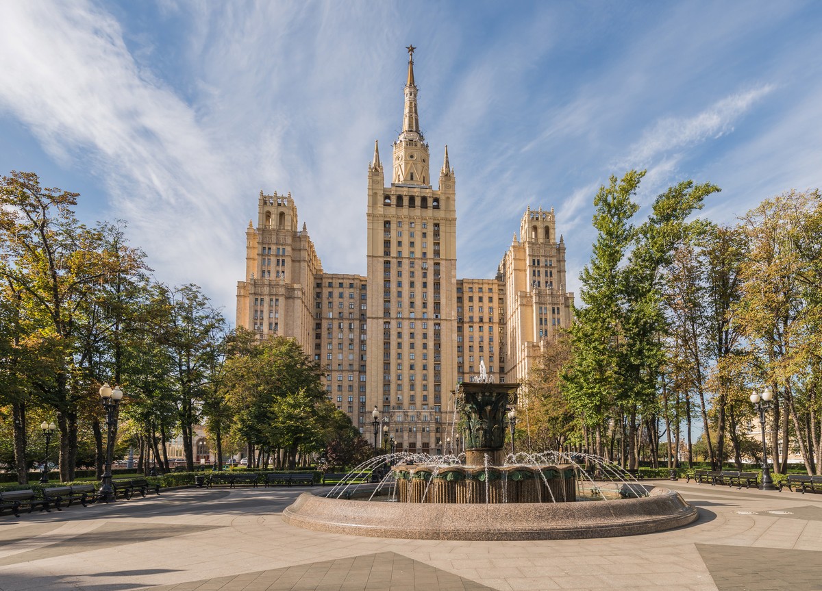 По сталинским высоткам