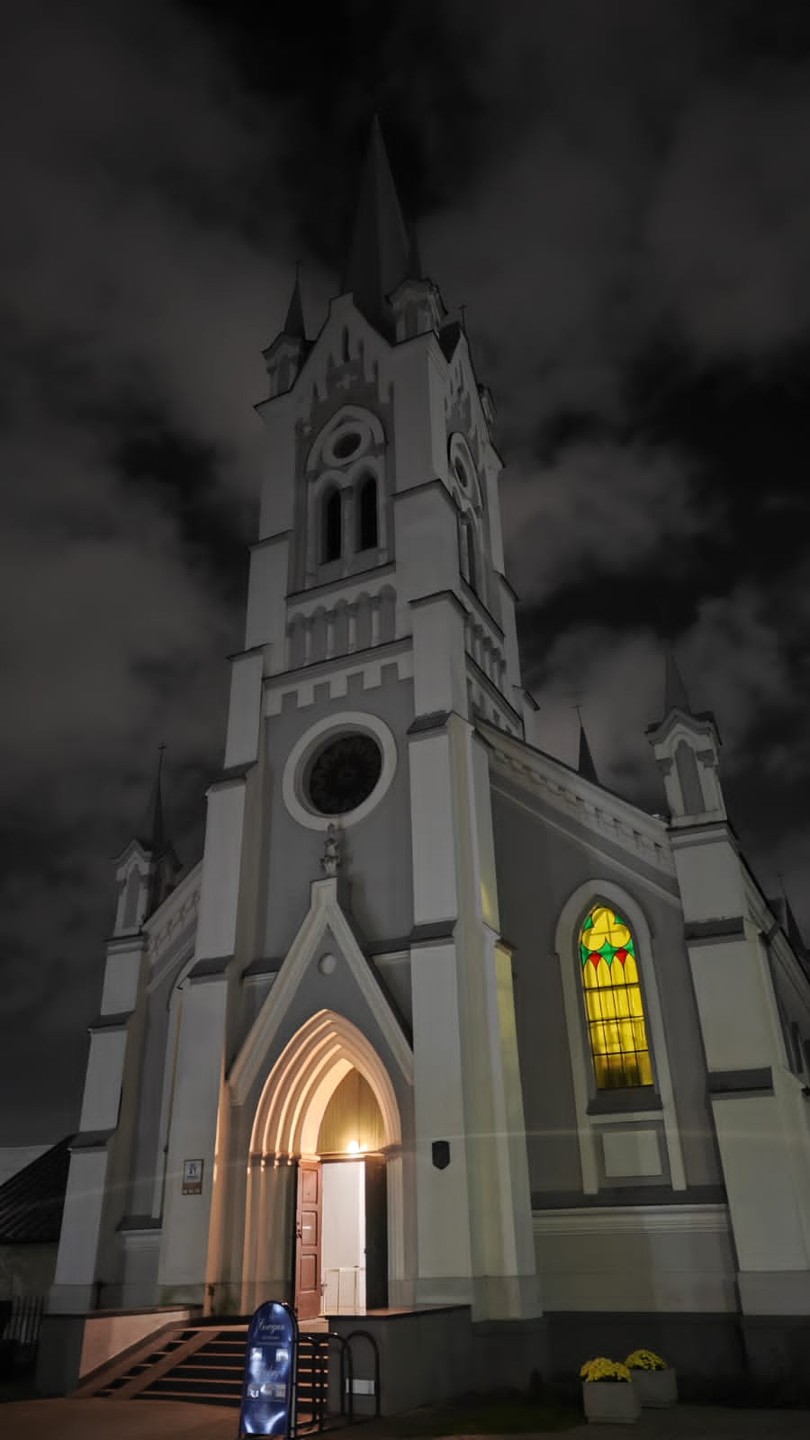 Наш гид украсил вечер в старинном городе содержательнейшей экскурсией. Обрушил на нас несколько пластов истории Гродно,