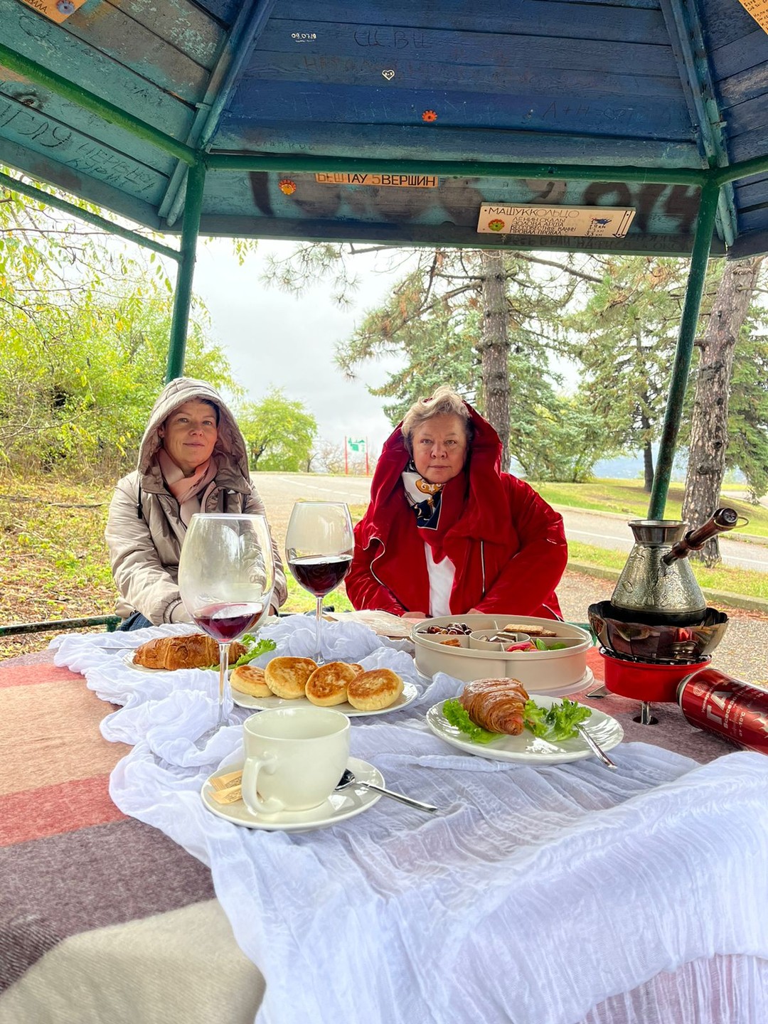 Прекрасно провели время. Екатерина удивительно внимательный человек, старается учесть любые ваши пожелания. Выстраивает маршрут в зависимости