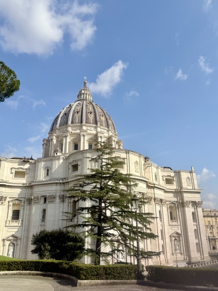 Нэлли настолько легко и доступно расскажет вам о Ватикане, что вы даже не заметите как пролетят