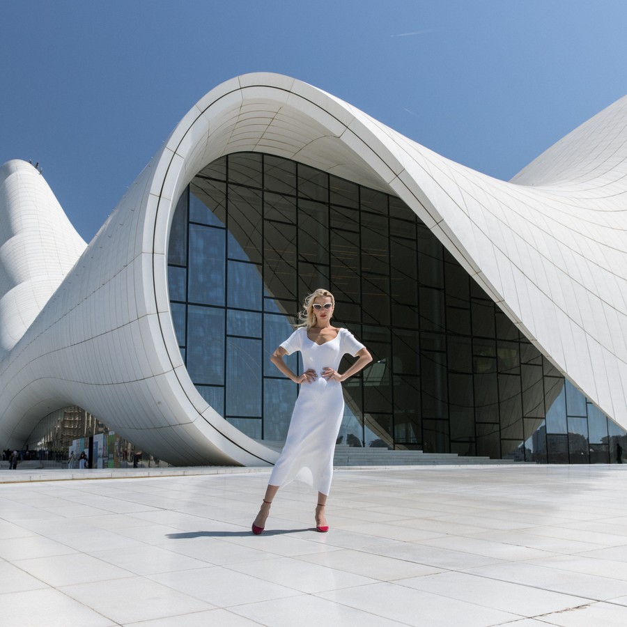 Фотосессия на фоне центра Гейдара Алиева