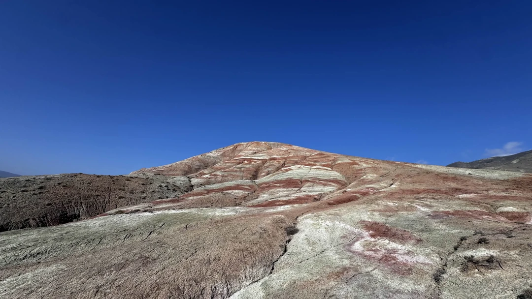 Гора Бешбармаг, «земляная радуга», розовое озеро и дегустация икры (Роман)