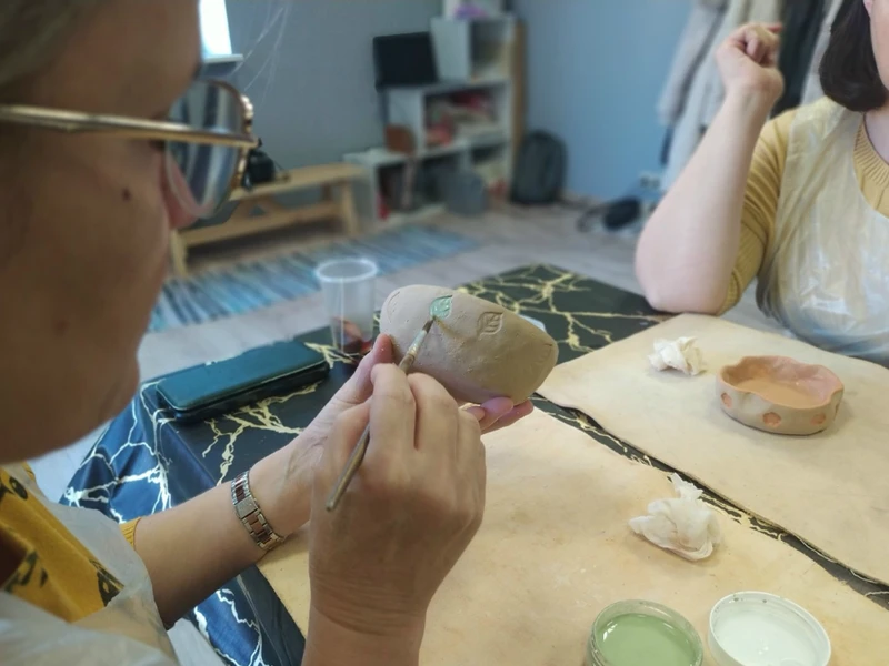 Тарелка из Пскова: мастер-класс по ручной лепке из глины