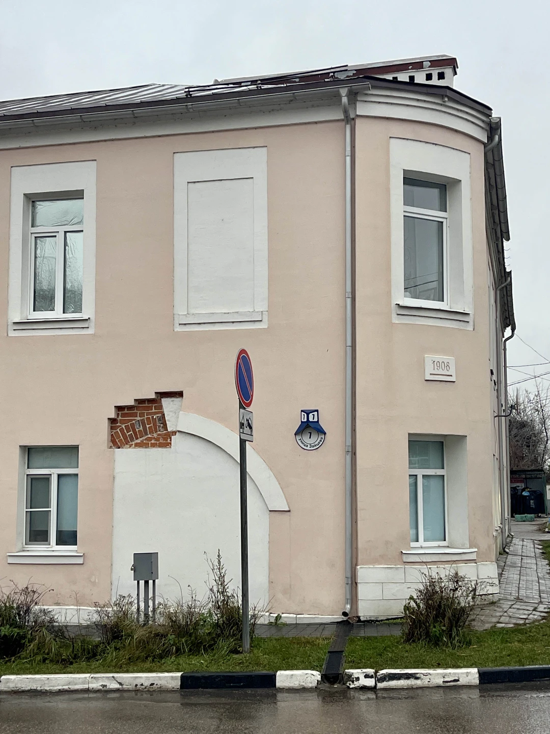 Петр - отличный рассказчик, очень харизматичный экскурсовод с прекрасным чувством юмора! Спасибо за прекрасно проверенное время!