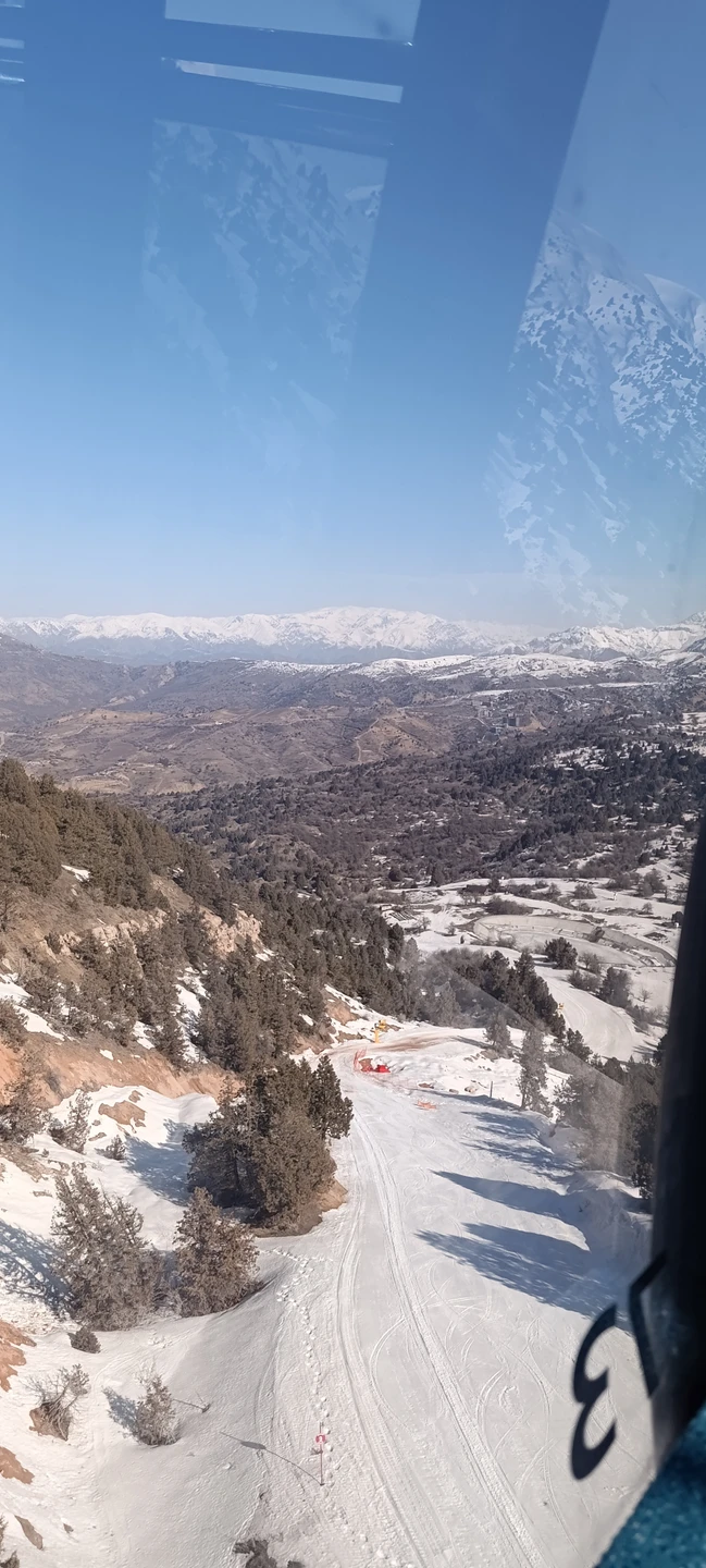 Большое спасибо Сарвару за прекрасную поездку в горы! С утра мы отправились на курорт Амирсой, где