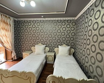 Некрополь Чор-Бакр, дворец Ситораи Мохи-Хоса, переезд в Самарканд и световое шоу на площади Регистан