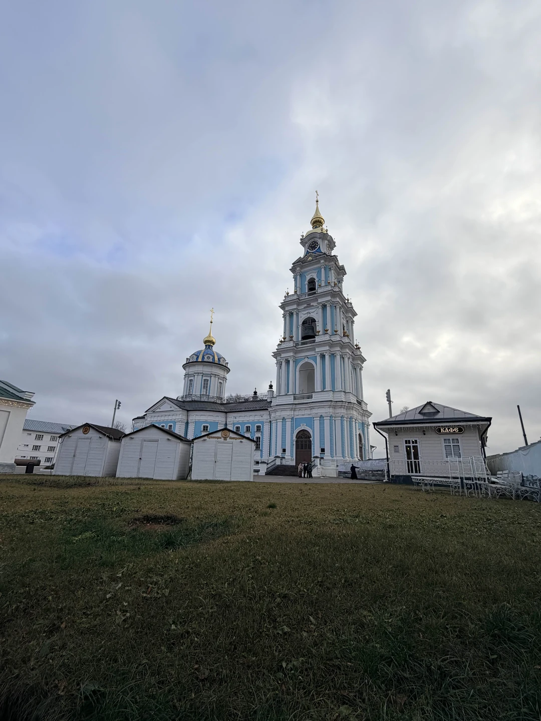 Очень интересная и веселая экскурсия, Алексей рассказал нам много интересных историй про город, провел по многим