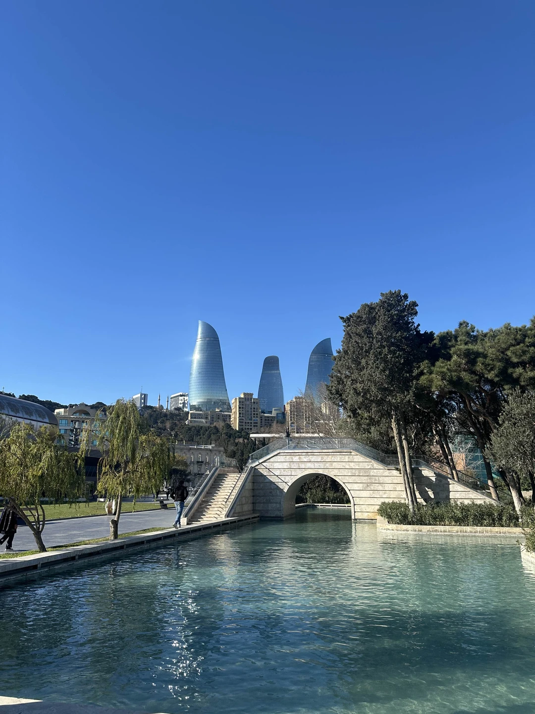 Наше знакомство с солнечным Баку началось с обзорной авто-пешеходной экскурсии по городу с Вахидом. Нам очень