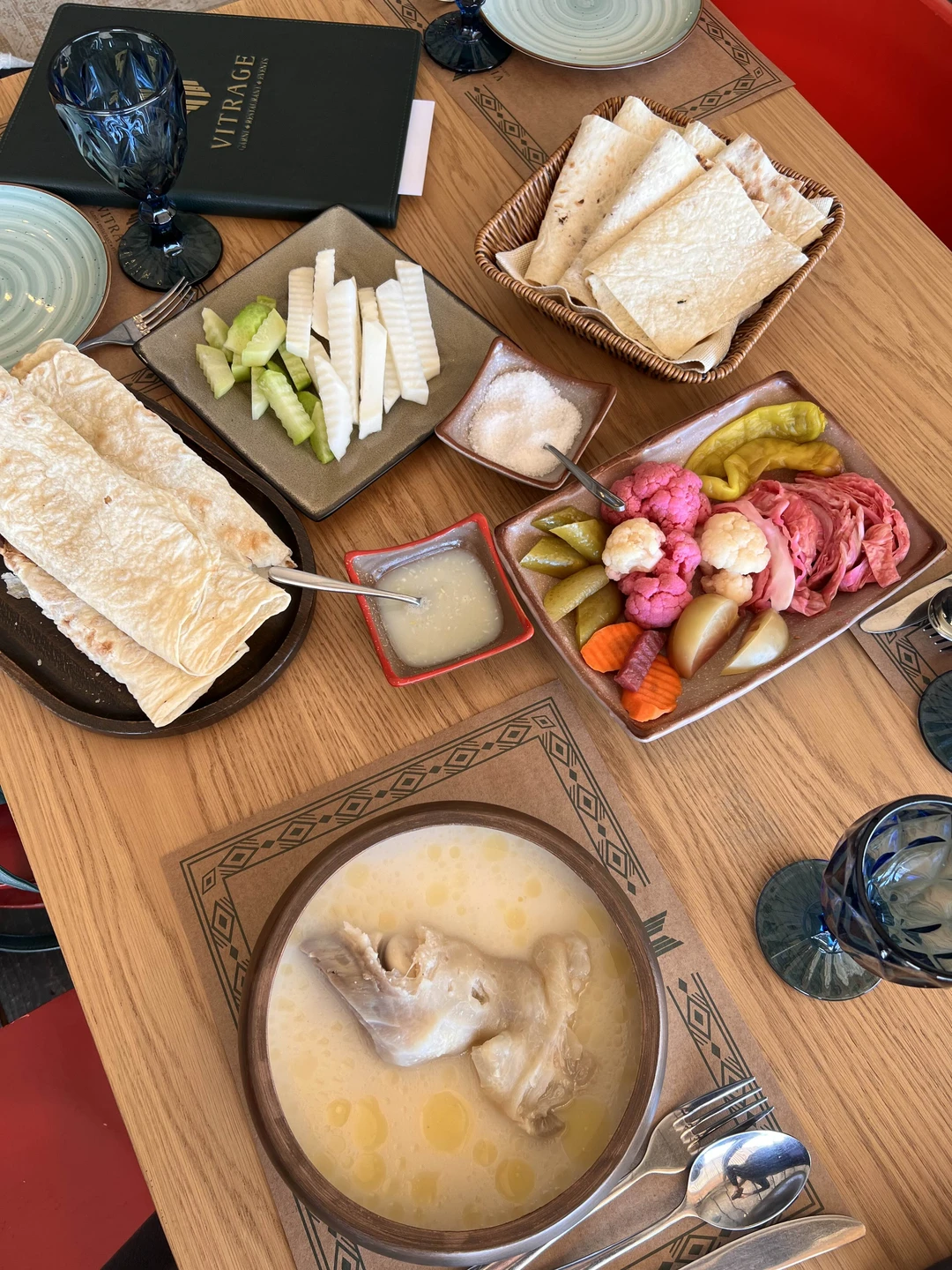 Это была одна из лучших экскурсий в моей жизни. Я улыбалась с самого утра. В храм