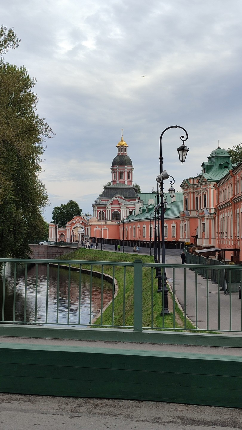 Хочу выразить огромную благодарность нашему экскурсоводу Константину за блестящую экскурсию по Александро-Невской лавре! Это был не