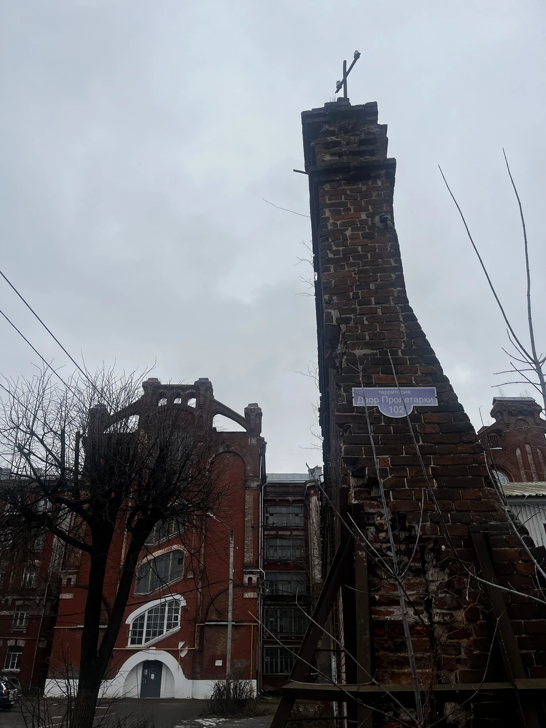 Какая прекрасная и интересная получилась прогулка! Осматривая здания мы познакомились с семьей Морозовых, через их семью