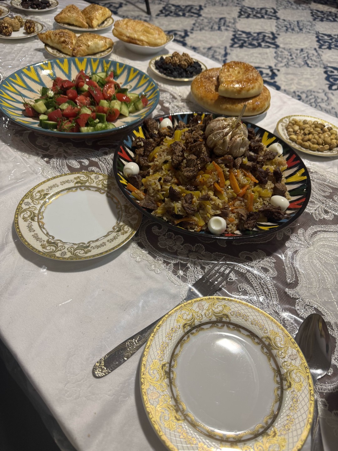 Прекрасный мастер класс. Душевно пообщались. Пока наш плов готовился, попили вкуснейший чай с плюшками, самсой, орешками. Недоеденное отдают с собой:)